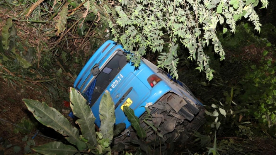 30 survive in Tam Dao as bus falls into canyon